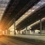 gerente-de-engenheiro-industrial-segurando-um-projeto-no-canteiro-de-obras-de-tecnologia-da-ferrovia