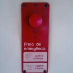 Dispositivo de emergência no trem de bitola métrica