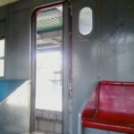 Trem sem uma porta e plataforma com grande desnível em relação ao trem