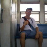 Dentro do trem, aguardando a partida rumo à Vila Inhomirim