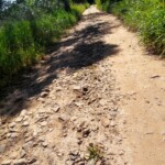 Antigo leito ferroviário, hoje uma estrada de terra