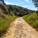 Antigo leito ferroviário, hoje uma estrada de terra