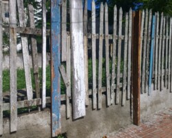 Cerca da propriedade com alguns trilhos fincados