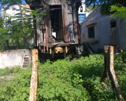 Vagão (carro de passageiros) no quintal de uma propriedade em Arraial do Cabo