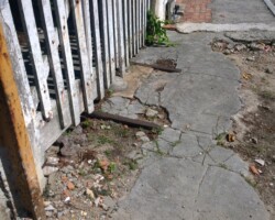 Trilhos colocados no acesso à garagem