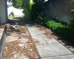 Trilhos colocados no acesso à garagem