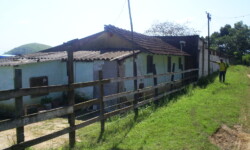 Prédios possivelmente pertencentes ou contemporâneos à Parada Calafate, que ficava a cerca de 100 metros adiante, à direita da via. Imagem: Daddo Moreira/AF Trilhos do Rio em 2010
