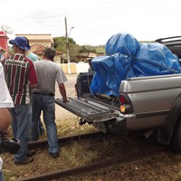 Desembarcando o Ferreocar em Werneck, Paraíba do Sul, para testes na linha ferroviária