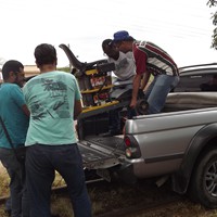 Desembarcando o Ferreocar em Werneck, Paraíba do Sul, para testes na linha ferroviária