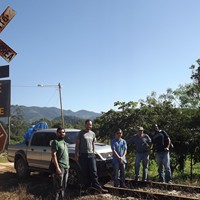 Desembarcando o Ferreocar para os testes em Rio Bonito